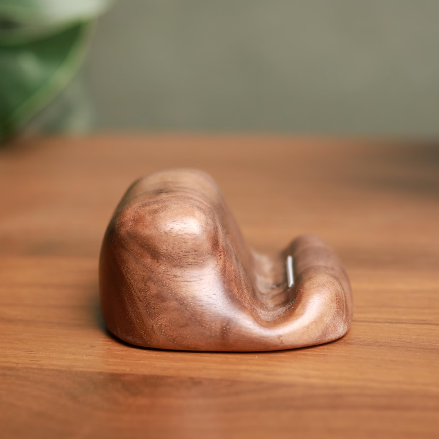 Curved Sofa Silhouette Device Holder, Hand-Sculpted Ergonomic Desktop Smartphone Support Rack