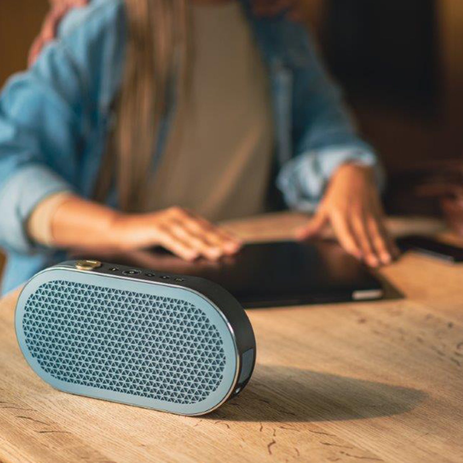 Oval Shaped Hi-Fi Wireless Audio Device, Multi-Mode Portable Bluetooth Speaker With Carry Strap And Aux Input